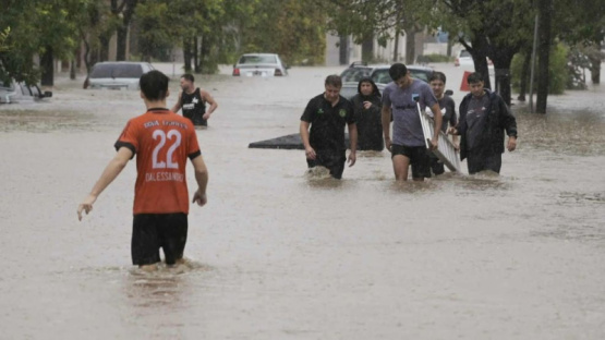 Temporal en Bahía Blanca: Ya casi no queda agua acumulada y buscarán reabrir las escuelas el miércoles