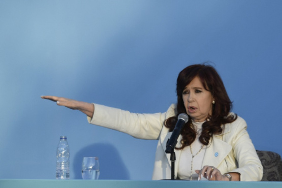 Cristina Kirchner criticó a Javier Milei por no viajar a Bahía Blanca