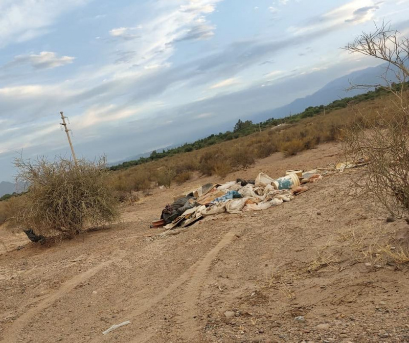 El municipio advierte, pero la gente sigue arrojando basura en cualquier lugar