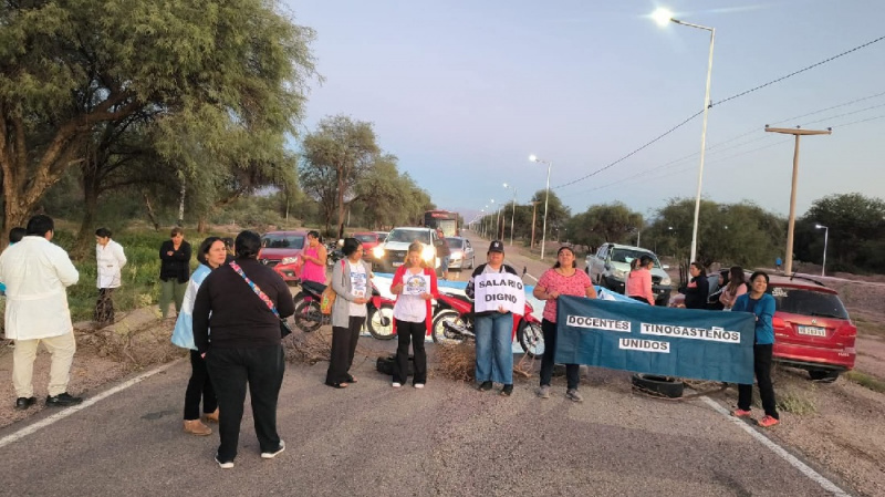 Ciclo lectivo 2026: Docentes cortan ruta en el ingreso a Tinogasta y Fiambalá
