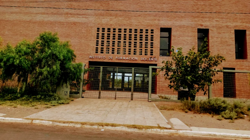 Macabro: Dejaron la cabeza de un perro en el ingreso del IES Fiambalá