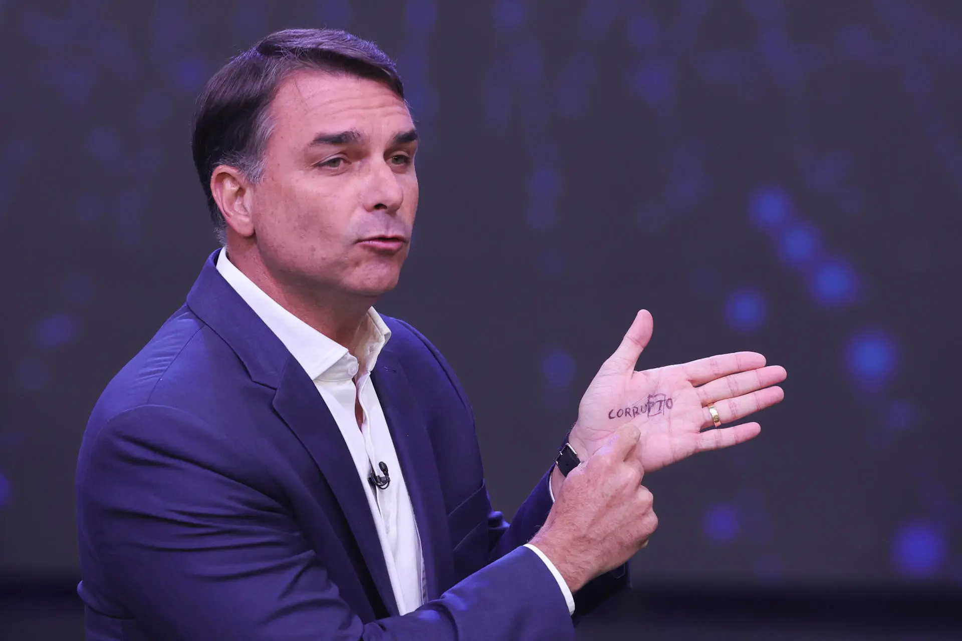 Flávio Bolsonaro salió desde Puerto Iguazú rumbo a Estados Unidos en un avión privado