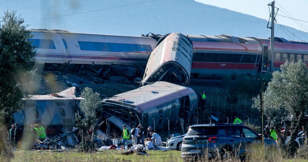 Al menos 64 muertos tras el choque de dos trenes